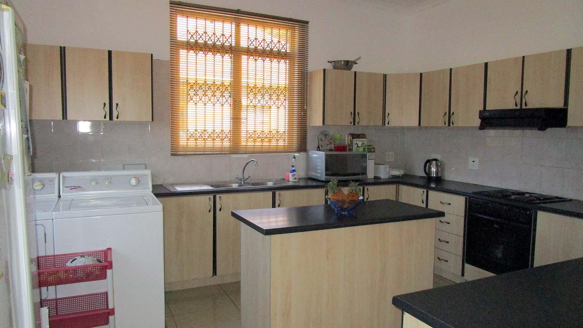 Kitchen - 37 square meters of property in Montclair (Dbn)