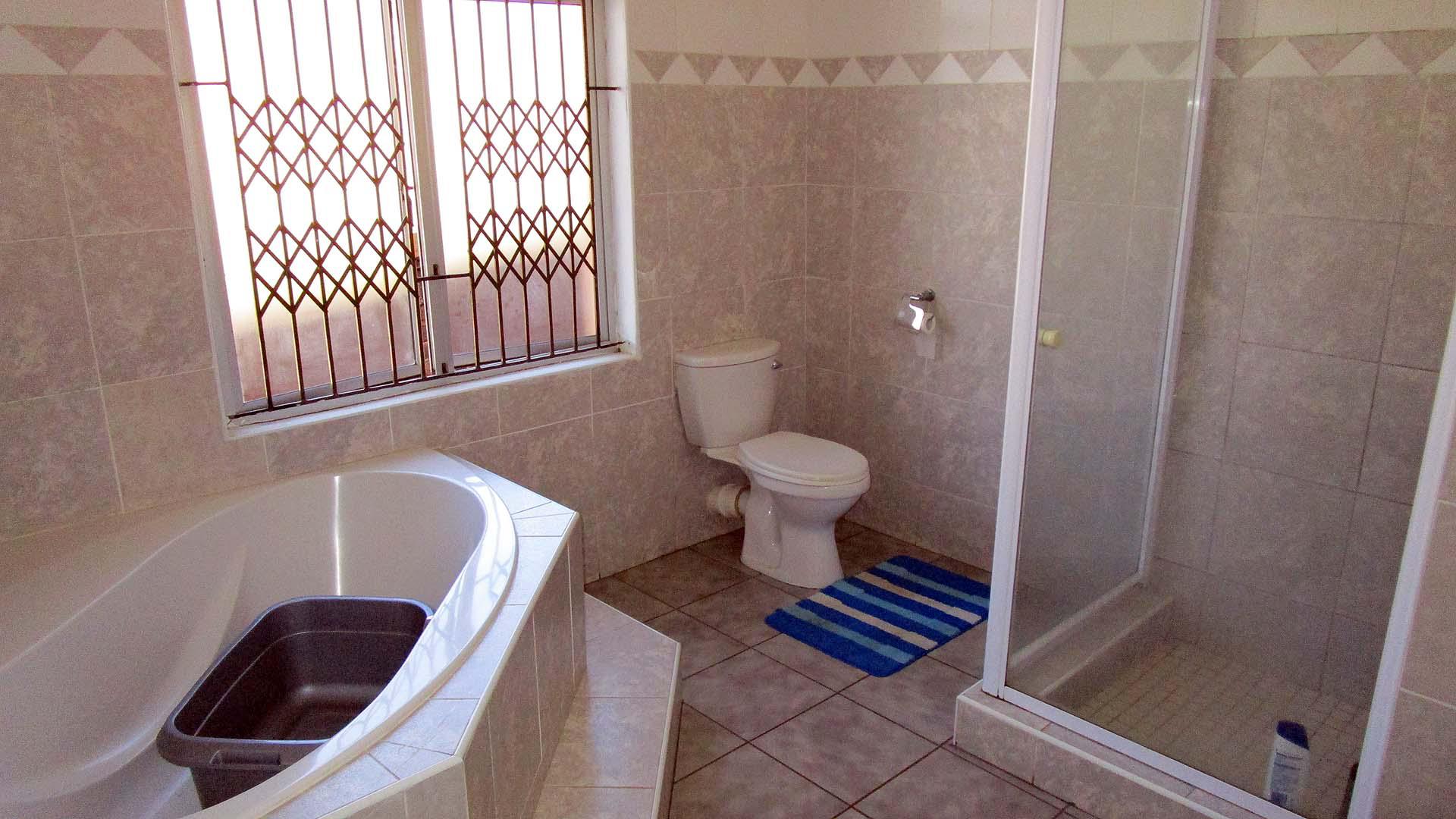 Main Bathroom - 16 square meters of property in Montclair (Dbn)