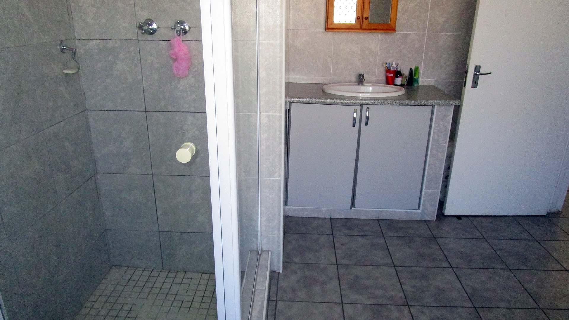Main Bathroom - 16 square meters of property in Montclair (Dbn)