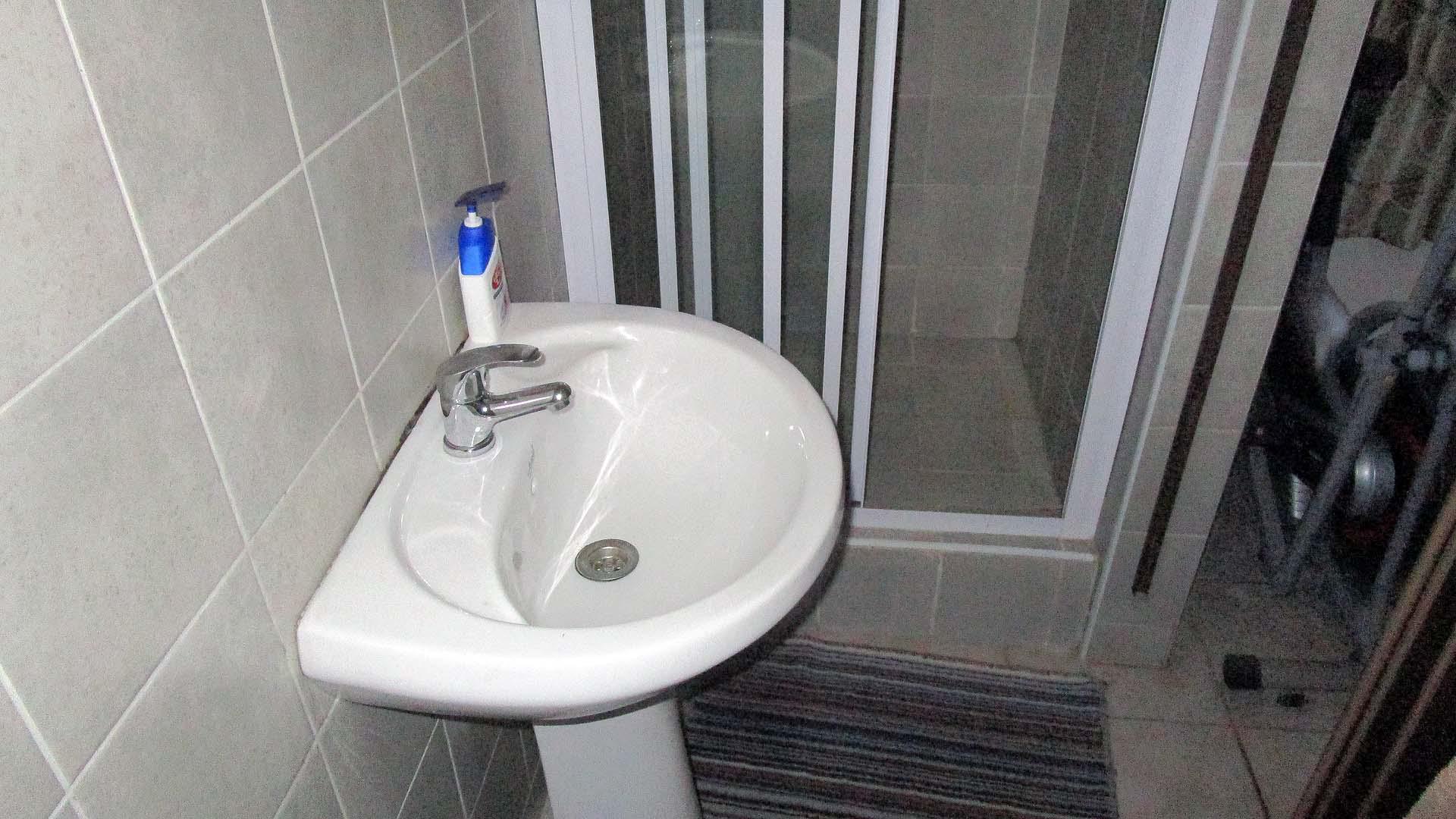 Bathroom 3+ - 21 square meters of property in Montclair (Dbn)