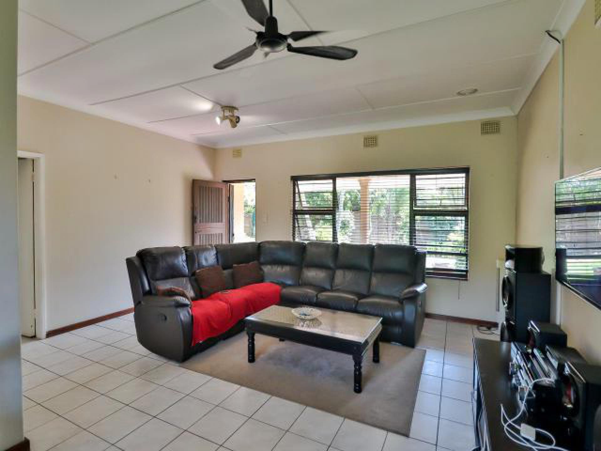 Lounges - 26 square meters of property in Amanzimtoti 