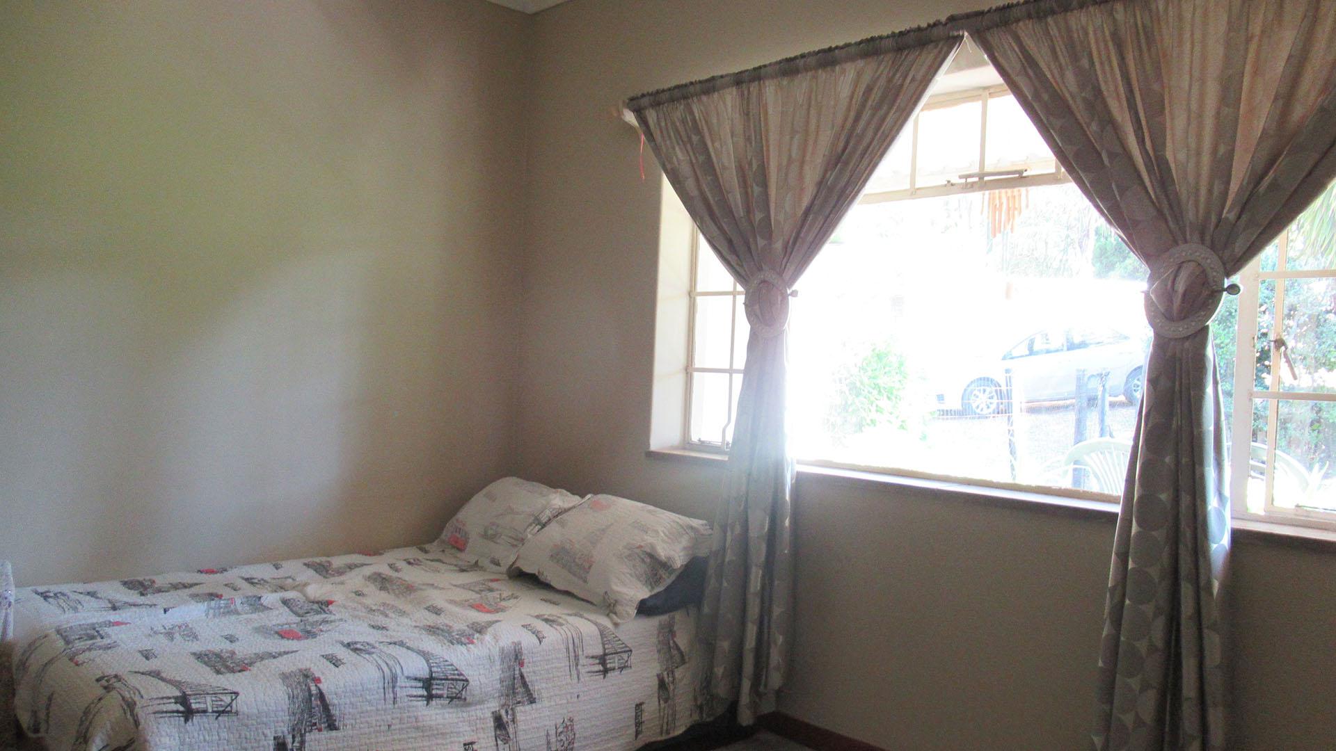 Bed Room 1 - 14 square meters of property in Rembrandt Park