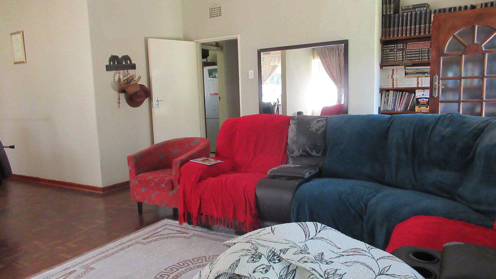 Lounges - 28 square meters of property in Rembrandt Park