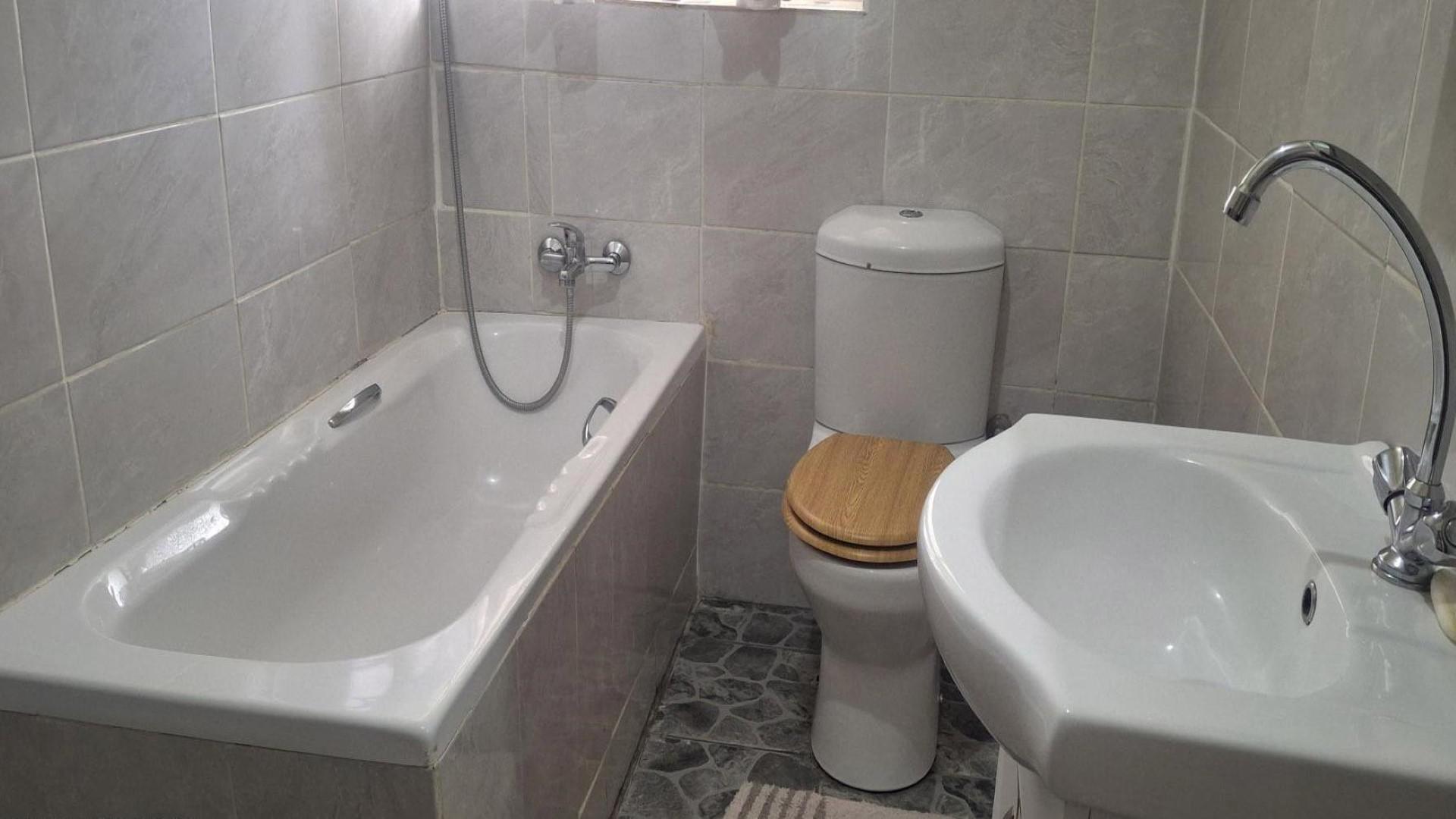 Bathroom 1 - 6 square meters of property in Rembrandt Park