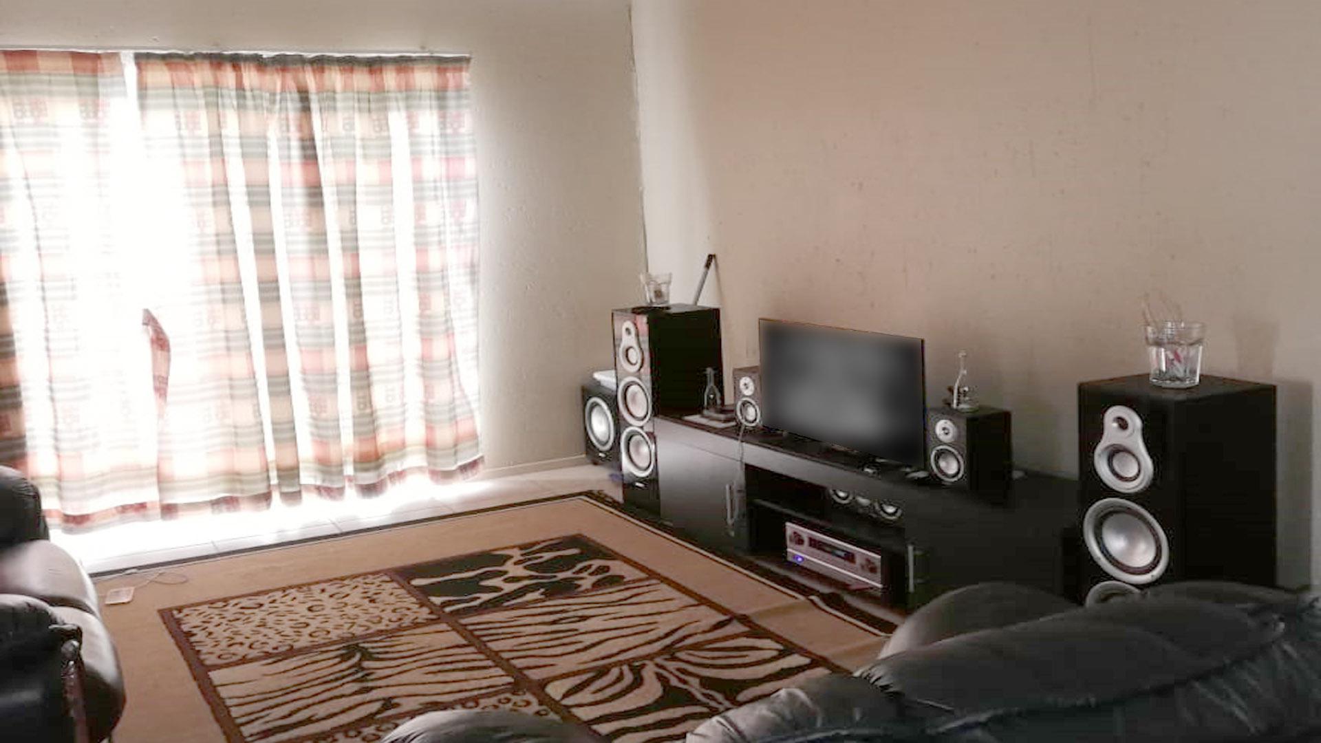 Lounges - 18 square meters of property in Klippoortjie AH