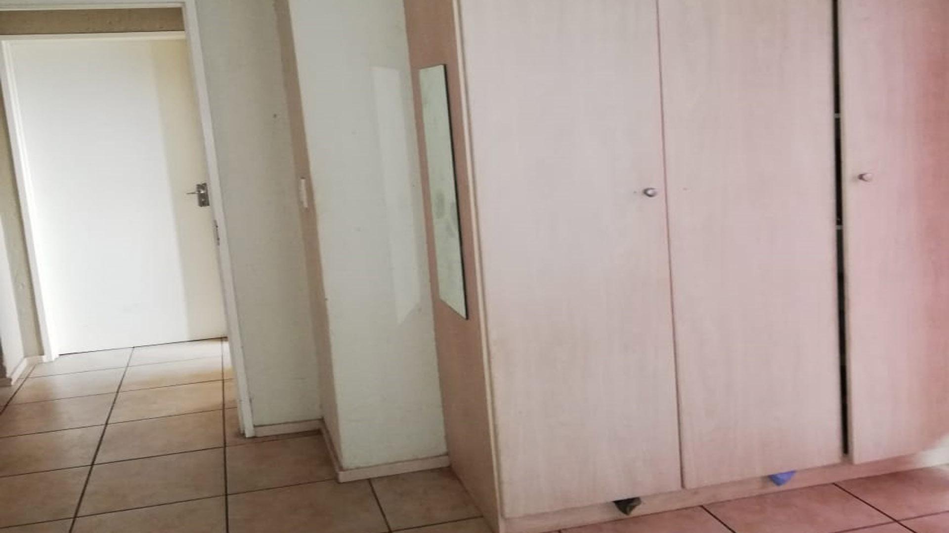 Main Bedroom - 13 square meters of property in Klippoortjie AH