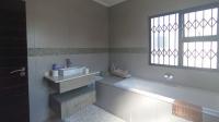 Bathroom 1 - 8 square meters of property in Rua Vista