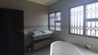 Main Bathroom - 11 square meters of property in Rua Vista