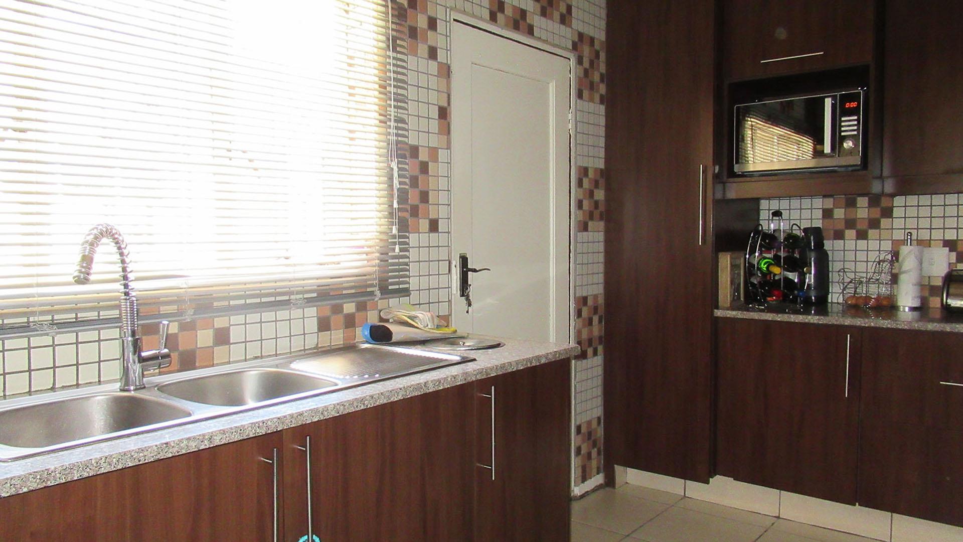 Kitchen - 8 square meters of property in Wychwood