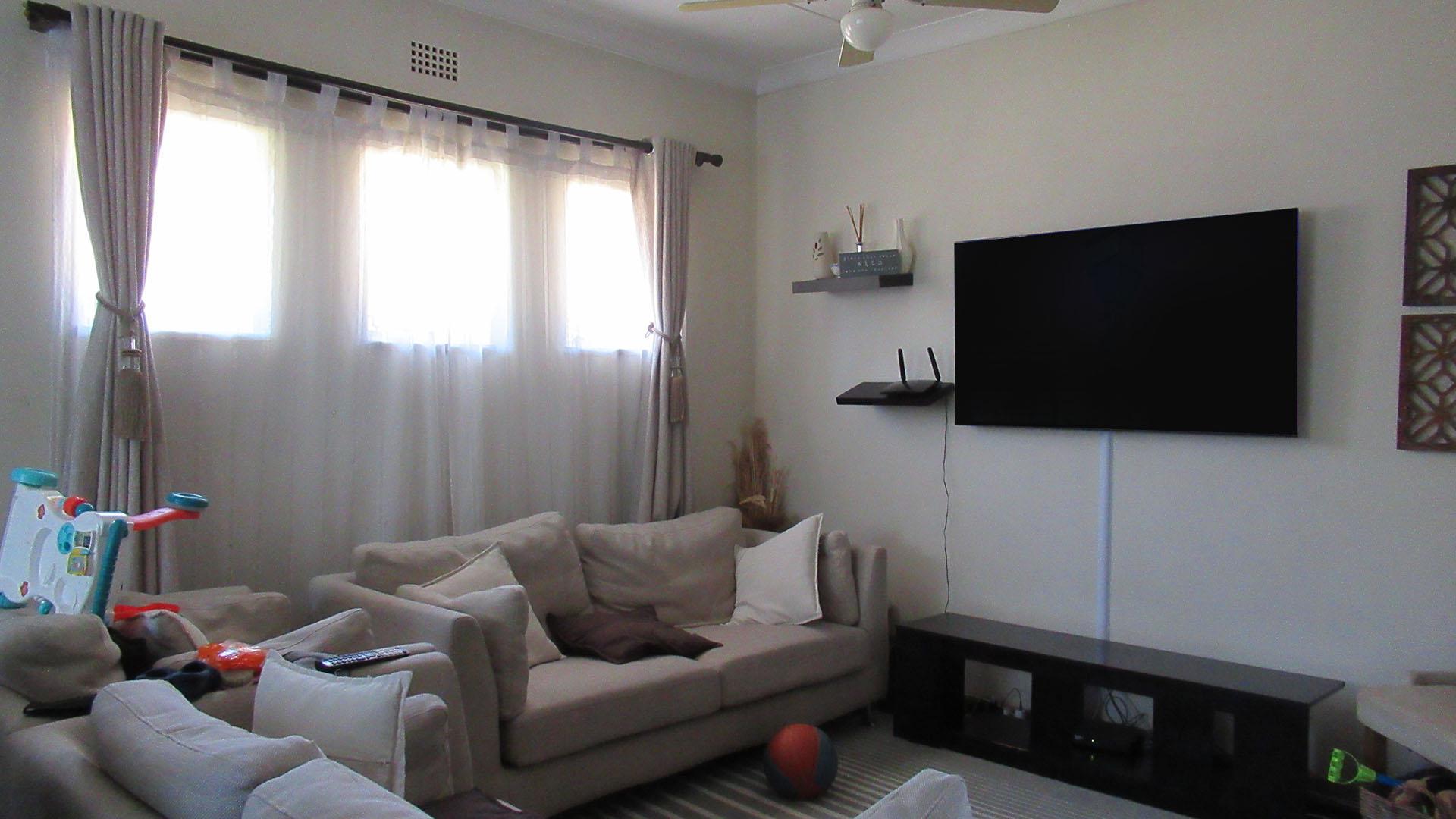 Lounges - 8 square meters of property in Wychwood