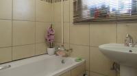 Bathroom 1 - 2 square meters of property in Wychwood