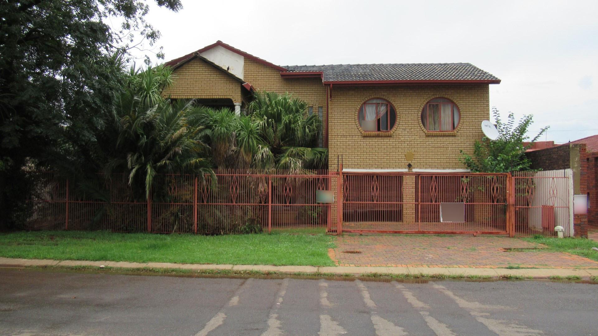FNB Repossessed 3 Bedroom House for Sale in Lenasia South -