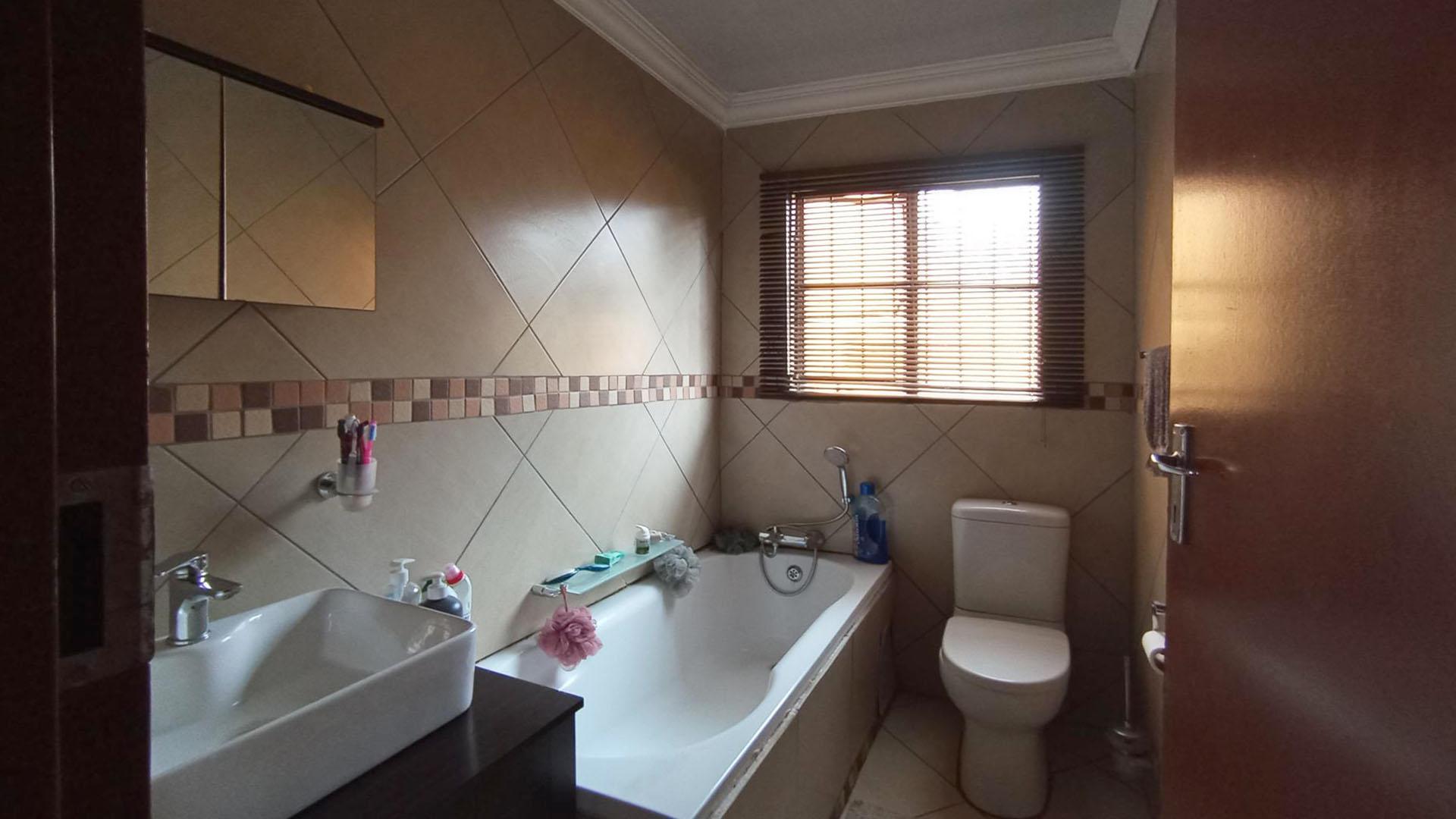 Bathroom 1 - 5 square meters of property in The Orchards