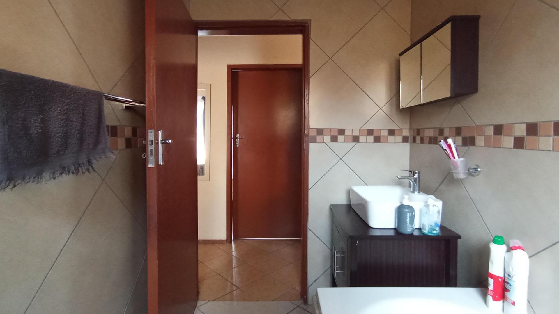 Bathroom 1 - 5 square meters of property in The Orchards