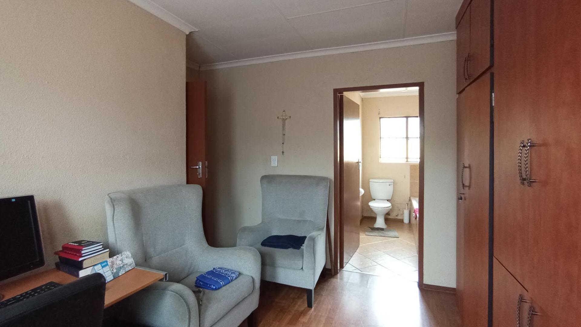 Main Bedroom - 11 square meters of property in The Orchards