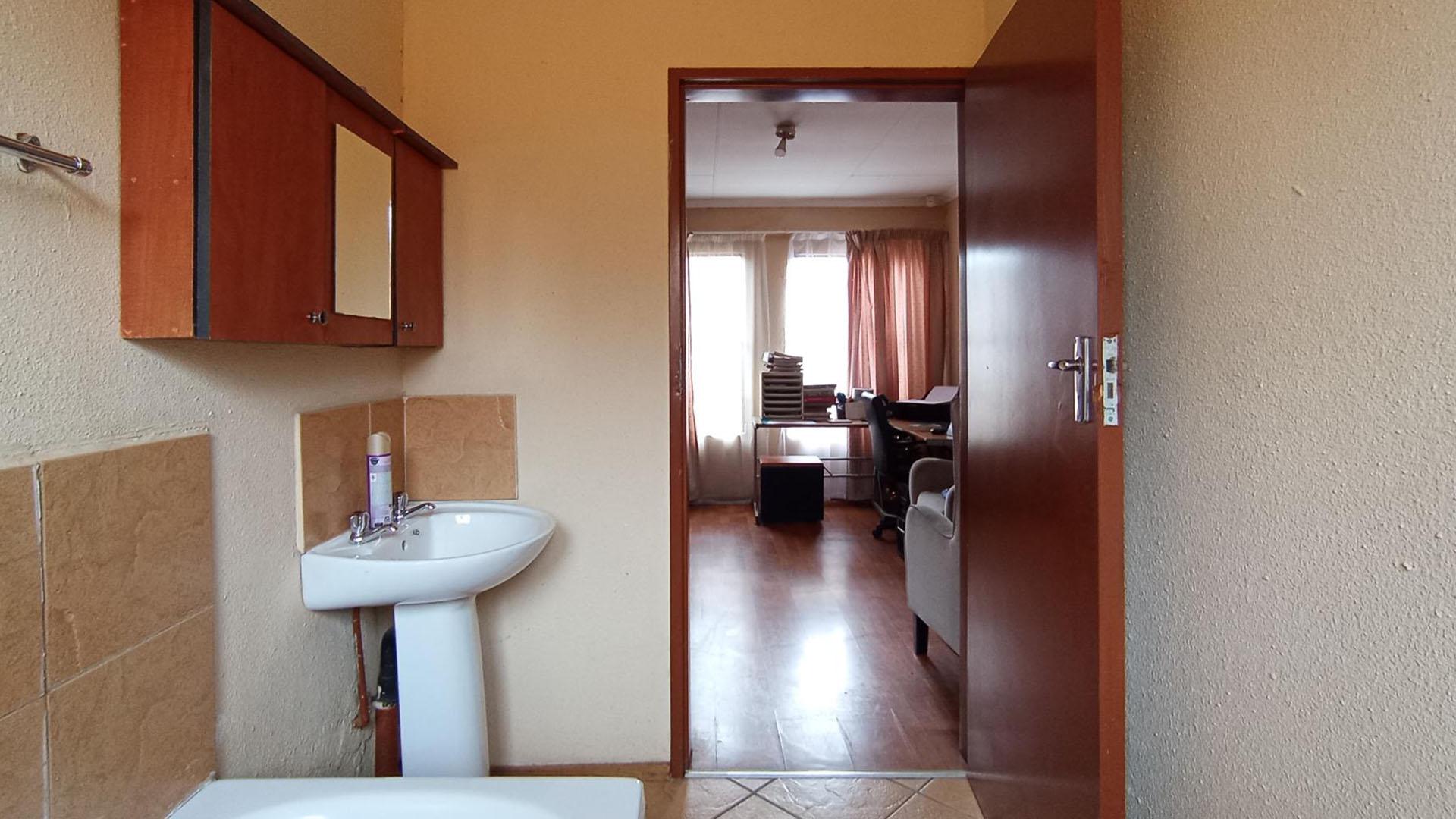 Main Bathroom - 5 square meters of property in The Orchards