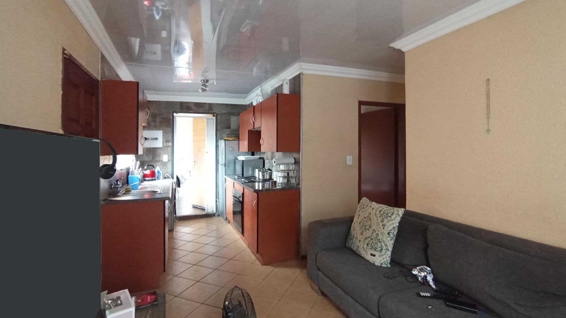 Lounges - 11 square meters of property in The Orchards