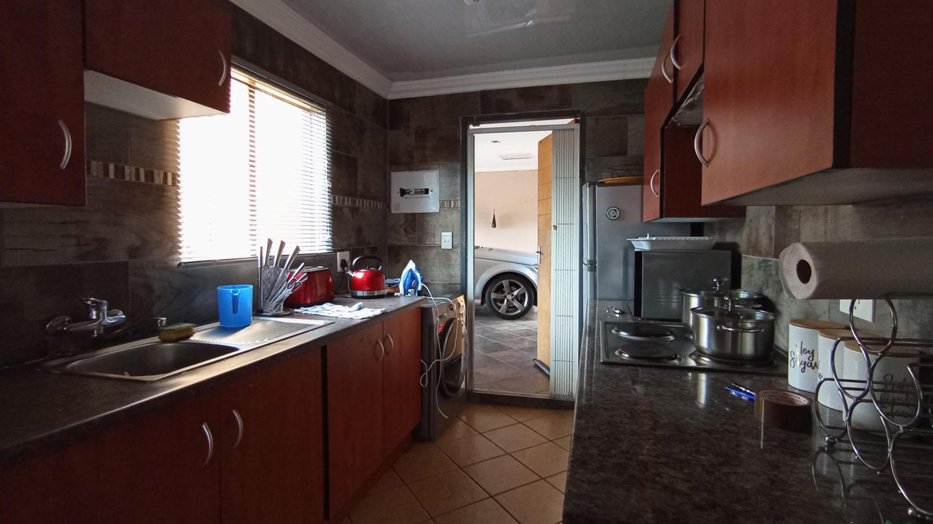 Kitchen - 6 square meters of property in The Orchards