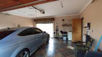 Garage - 33 square meters of property in The Orchards