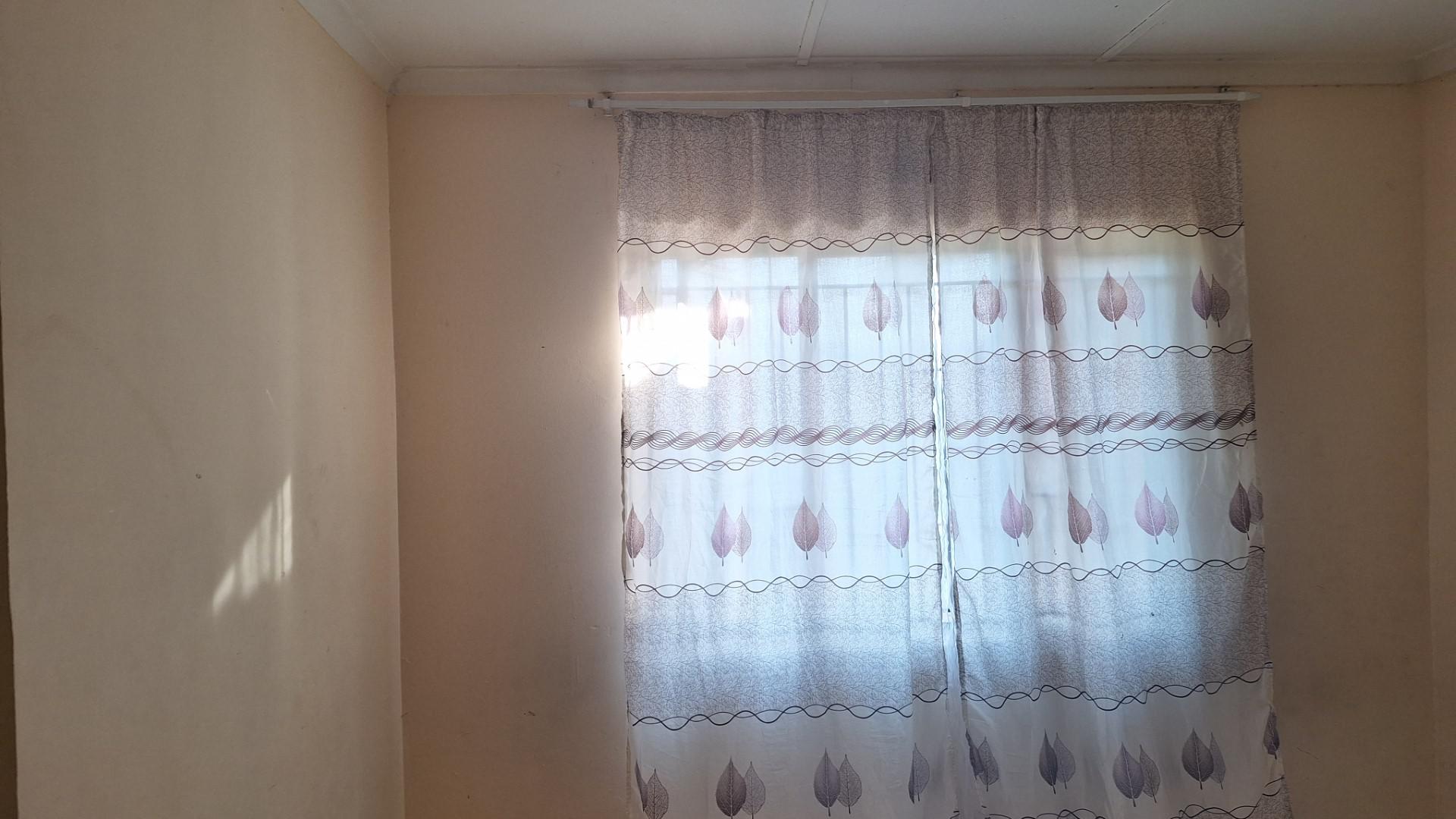 Bed Room 1 - 11 square meters of property in Umzinto