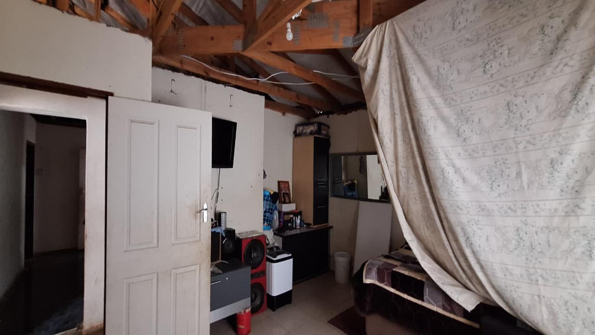 Bed Room 1 - 19 square meters of property in Meyerton