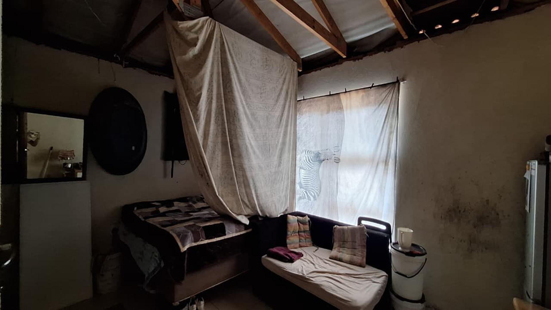 Bed Room 1 - 19 square meters of property in Meyerton
