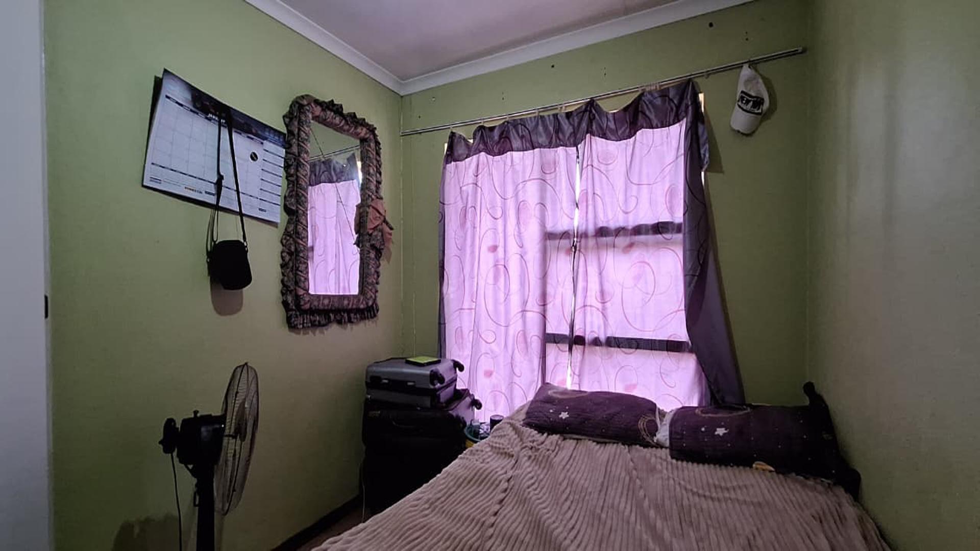 Bed Room 4 - 7 square meters of property in Meyerton