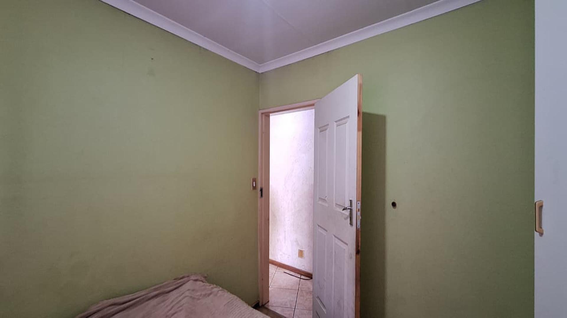 Bed Room 4 - 7 square meters of property in Meyerton