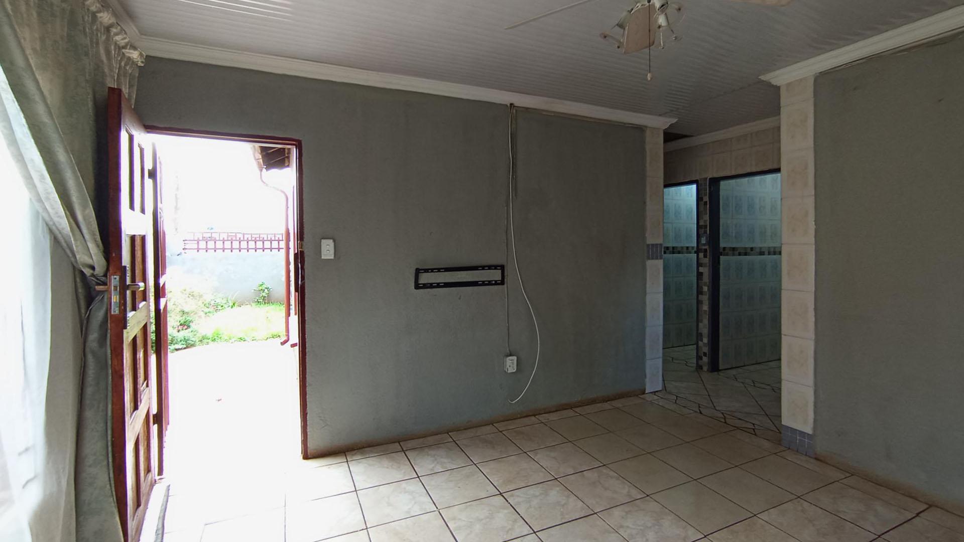 Lounges - 16 square meters of property in Soshanguve East