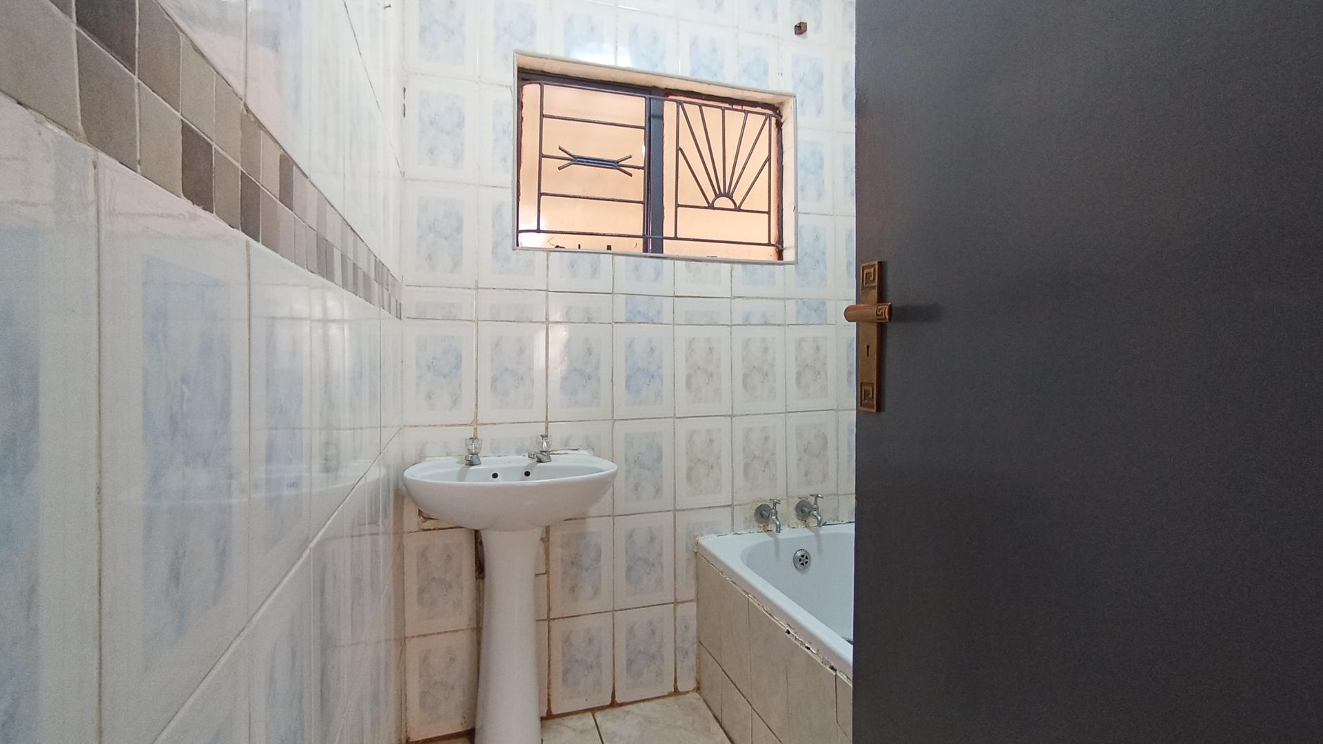 Bathroom 1 - 6 square meters of property in Soshanguve East