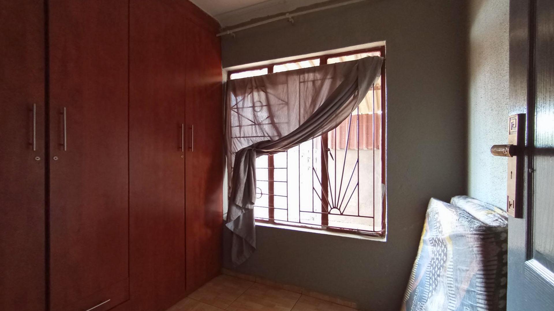 Bed Room 1 - 8 square meters of property in Soshanguve East