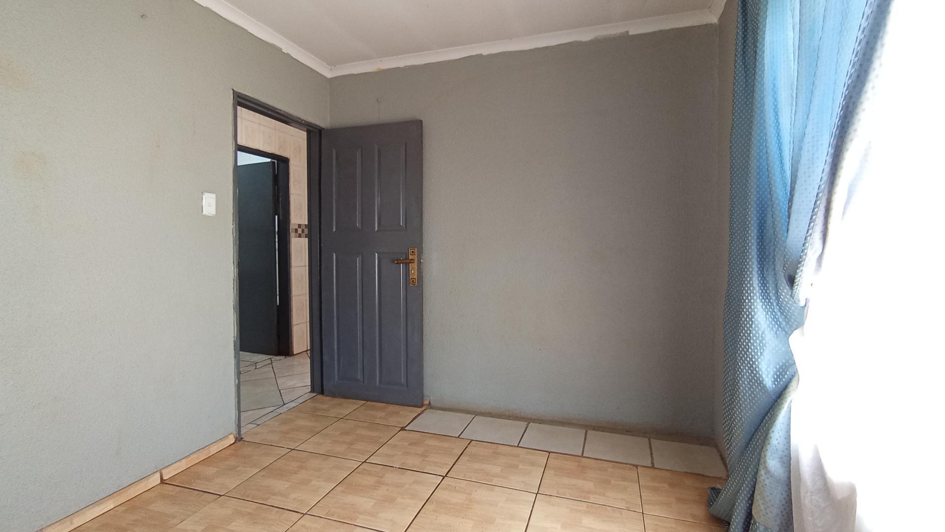 Bed Room 2 - 12 square meters of property in Soshanguve East
