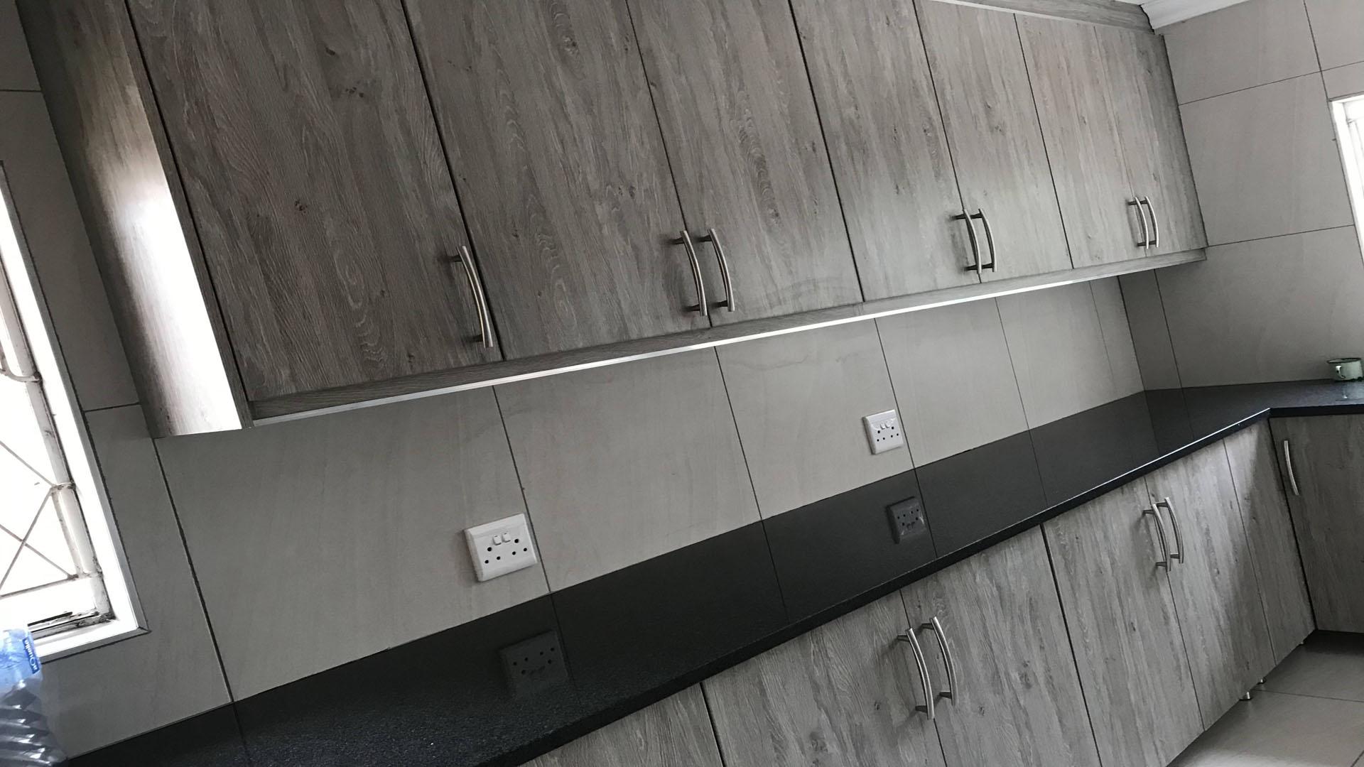 Kitchen - 14 square meters of property in Vorna Valley