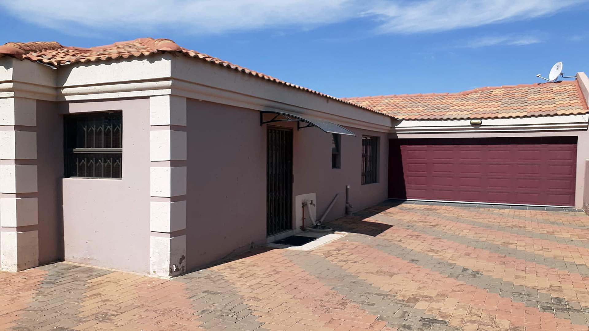 Front View of property in Roodekop
