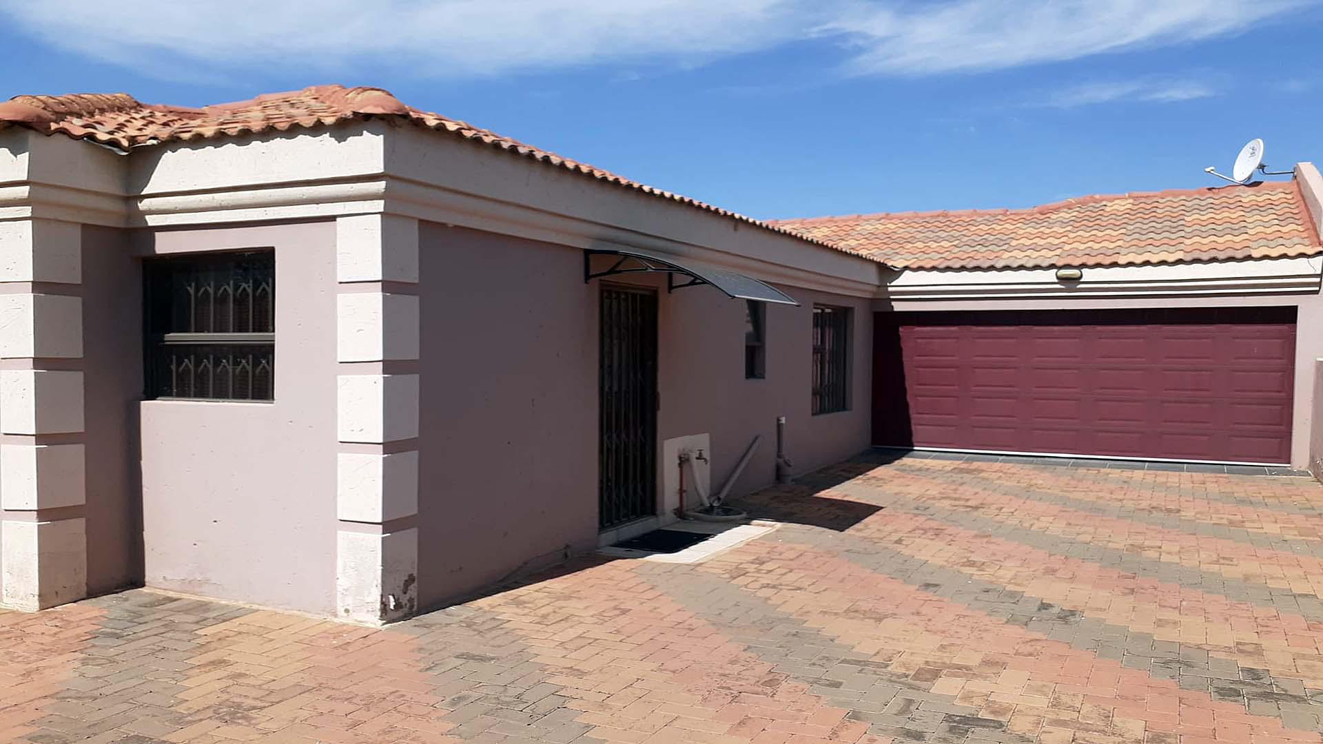 Front View of property in Roodekop