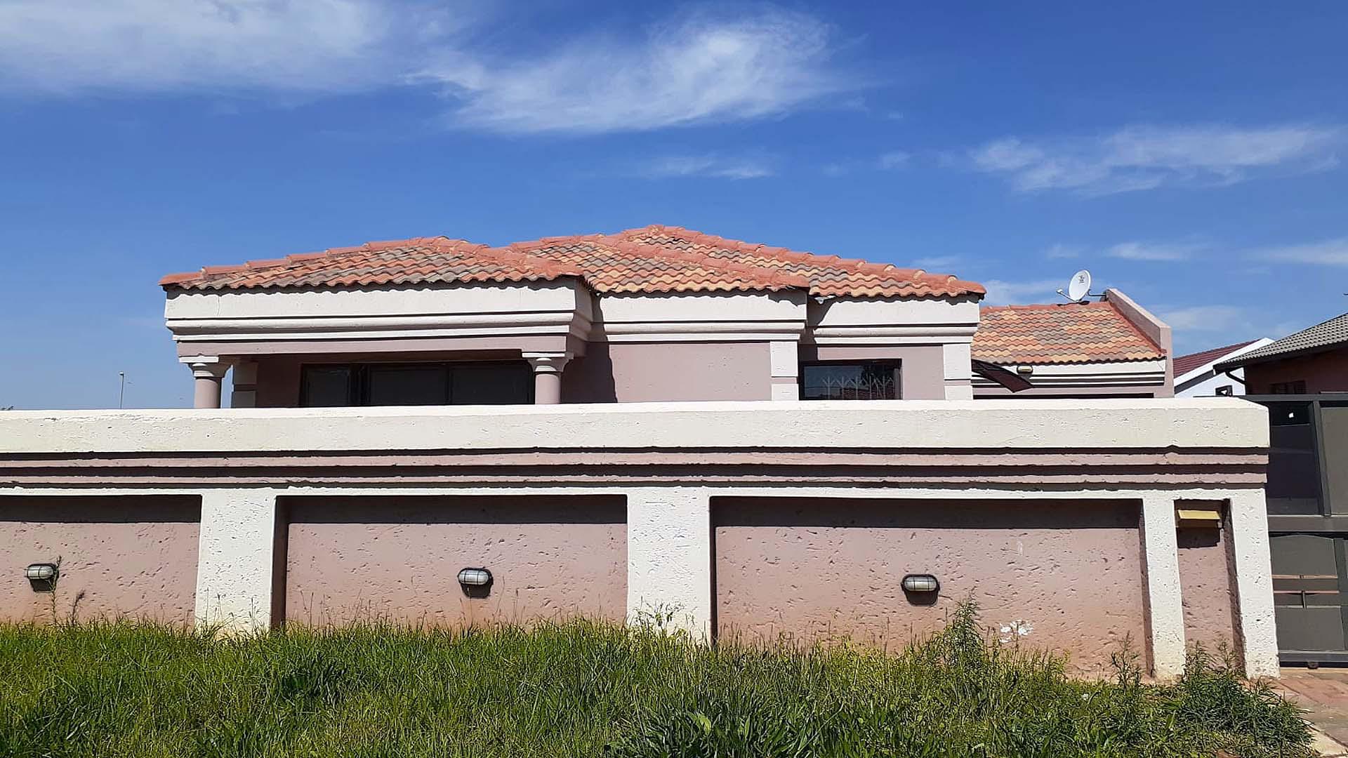 Front View of property in Roodekop