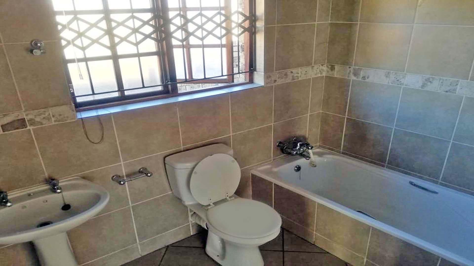 Main Bathroom of property in Aerorand