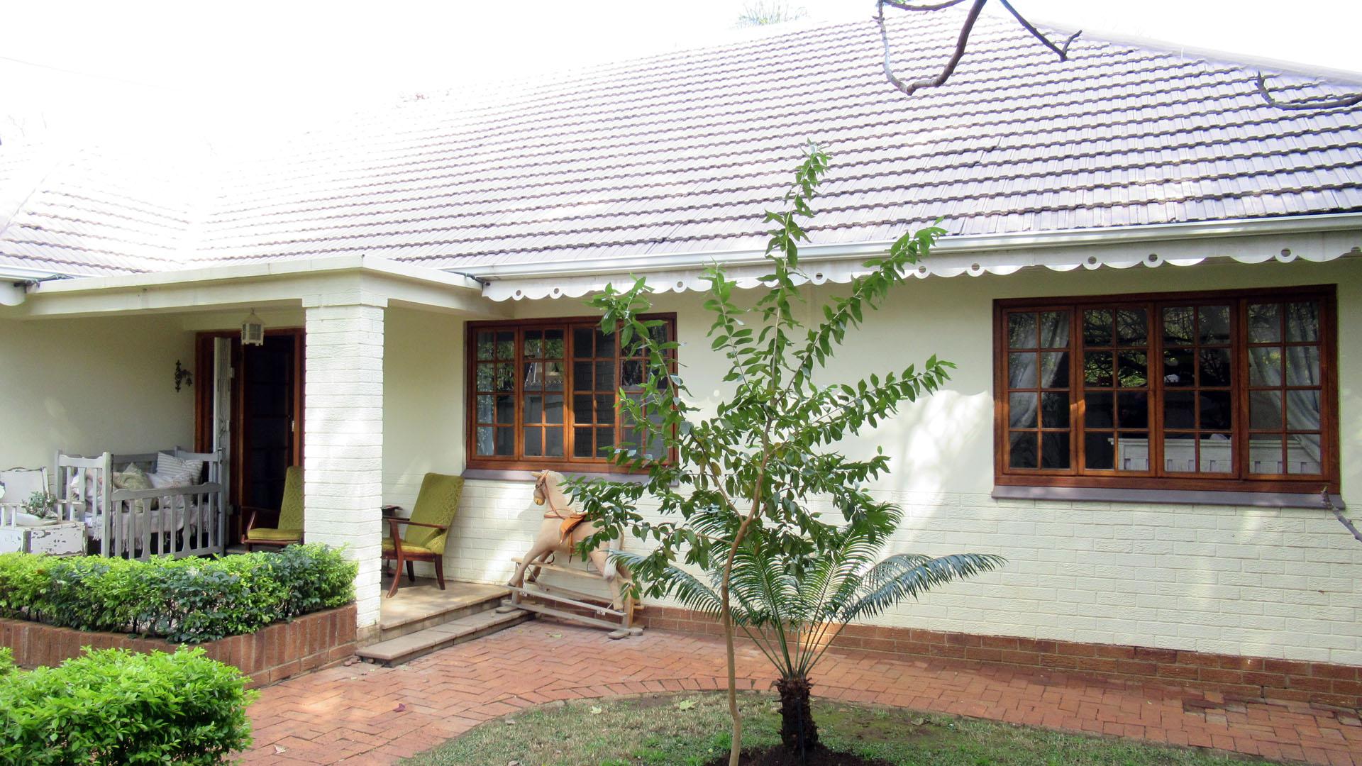 Front View of property in Menlo Park