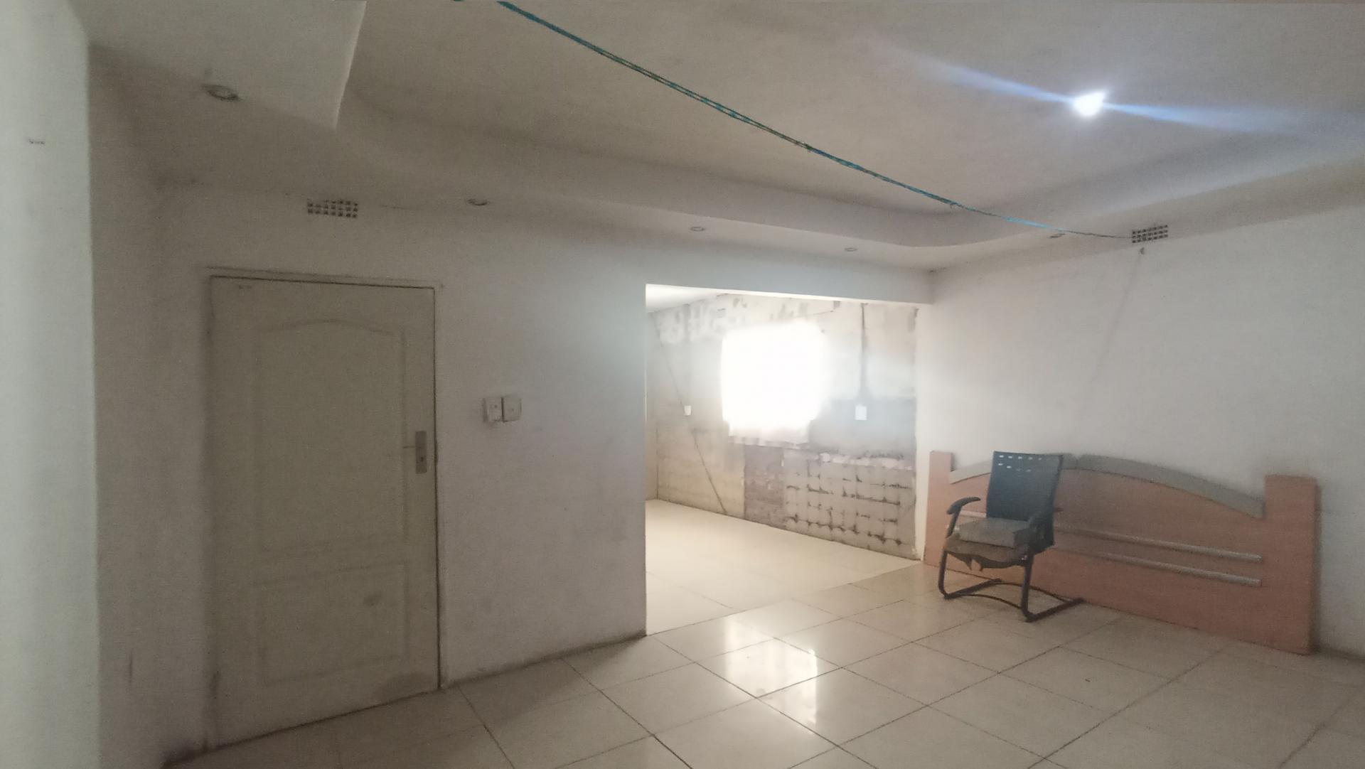 Lounges - 34 square meters of property in Paarlshoop