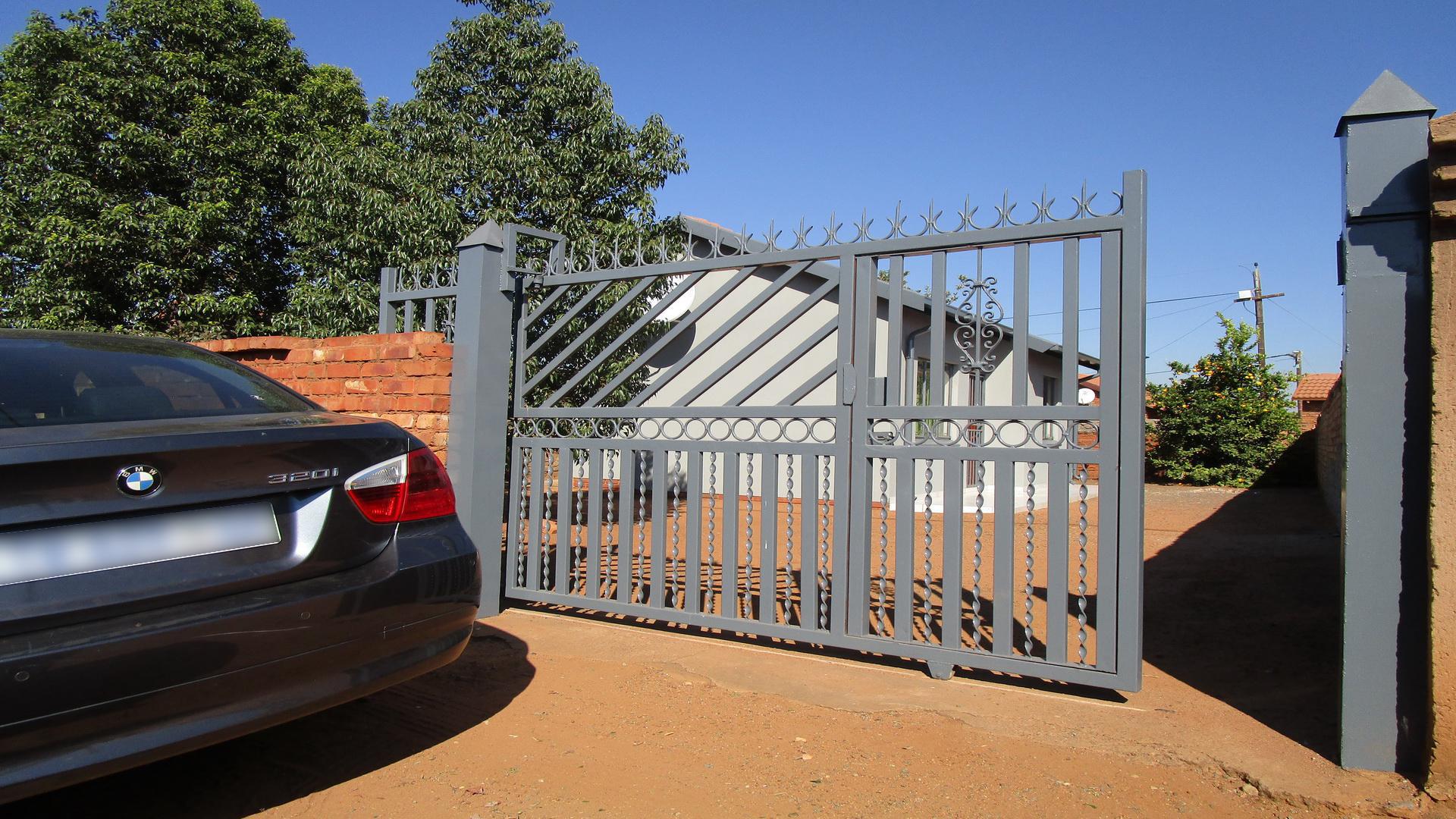 Front View of property in Soshanguve