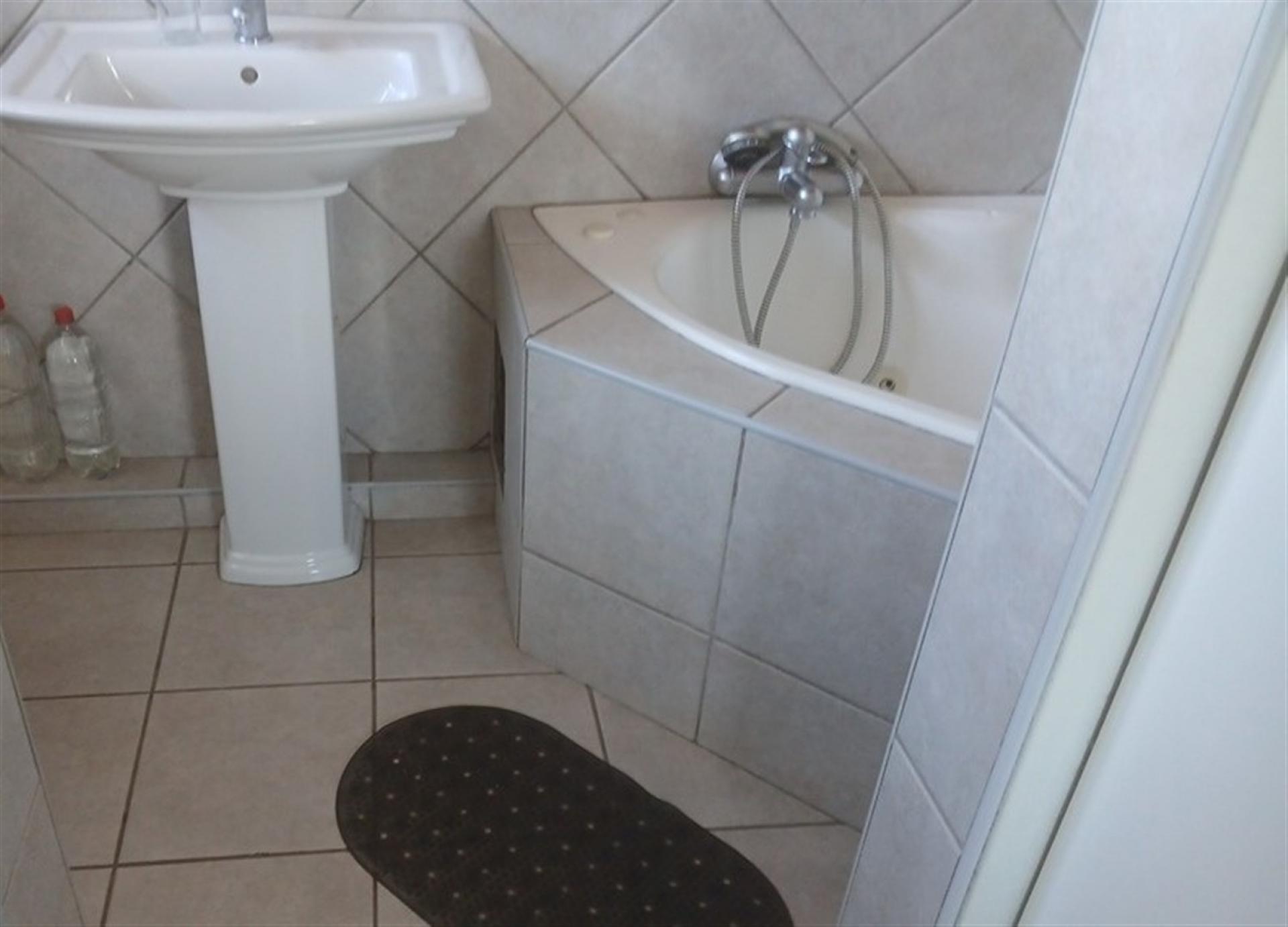 Bathroom 1 of property in Shallcross 