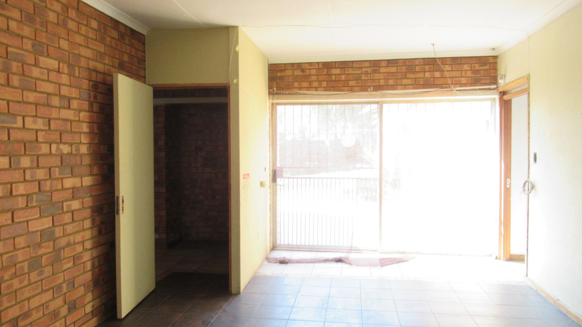 Lounges - 55 square meters of property in Reyno Ridge