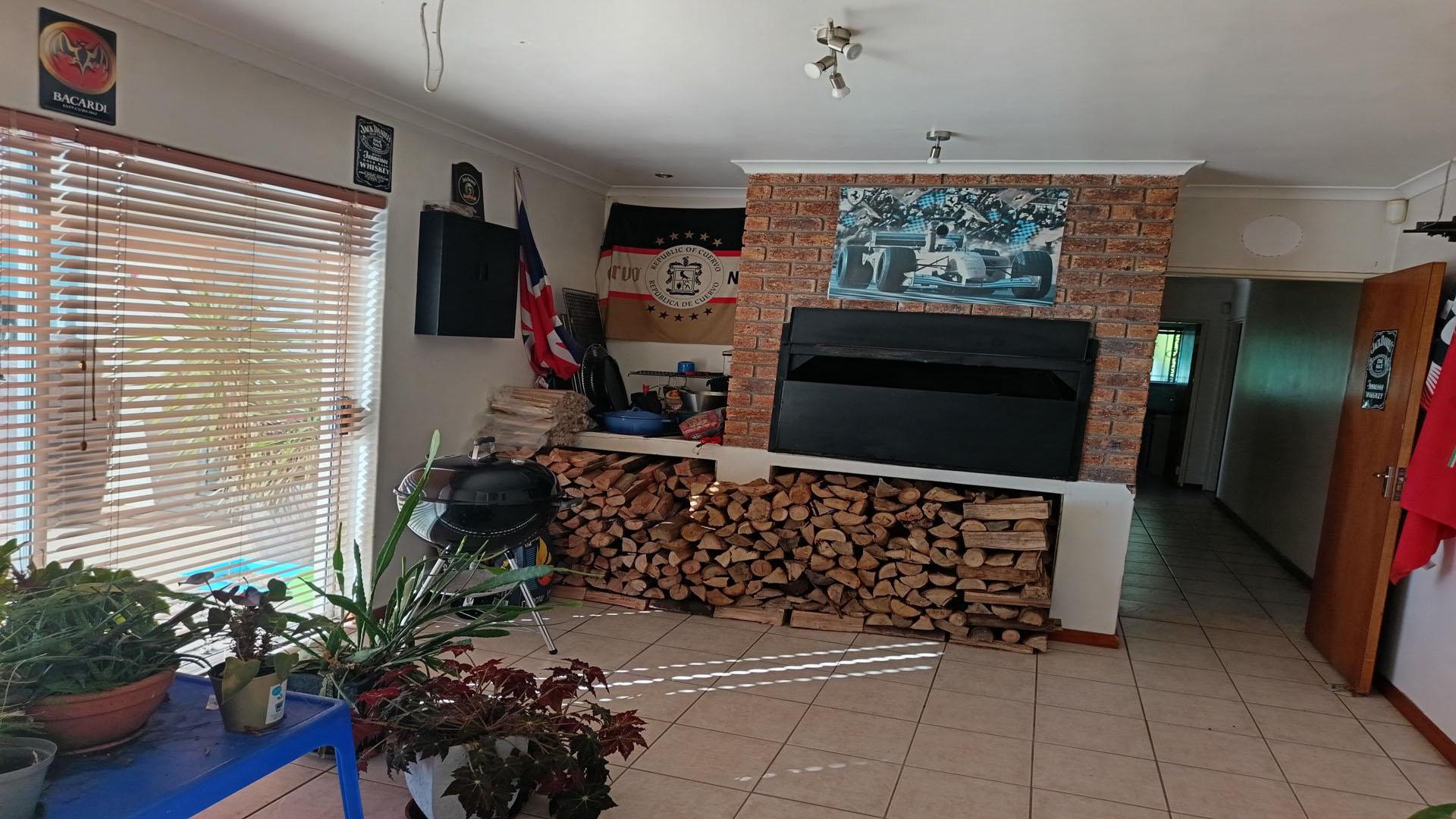 Entertainment - 13 square meters of property in Proteavallei