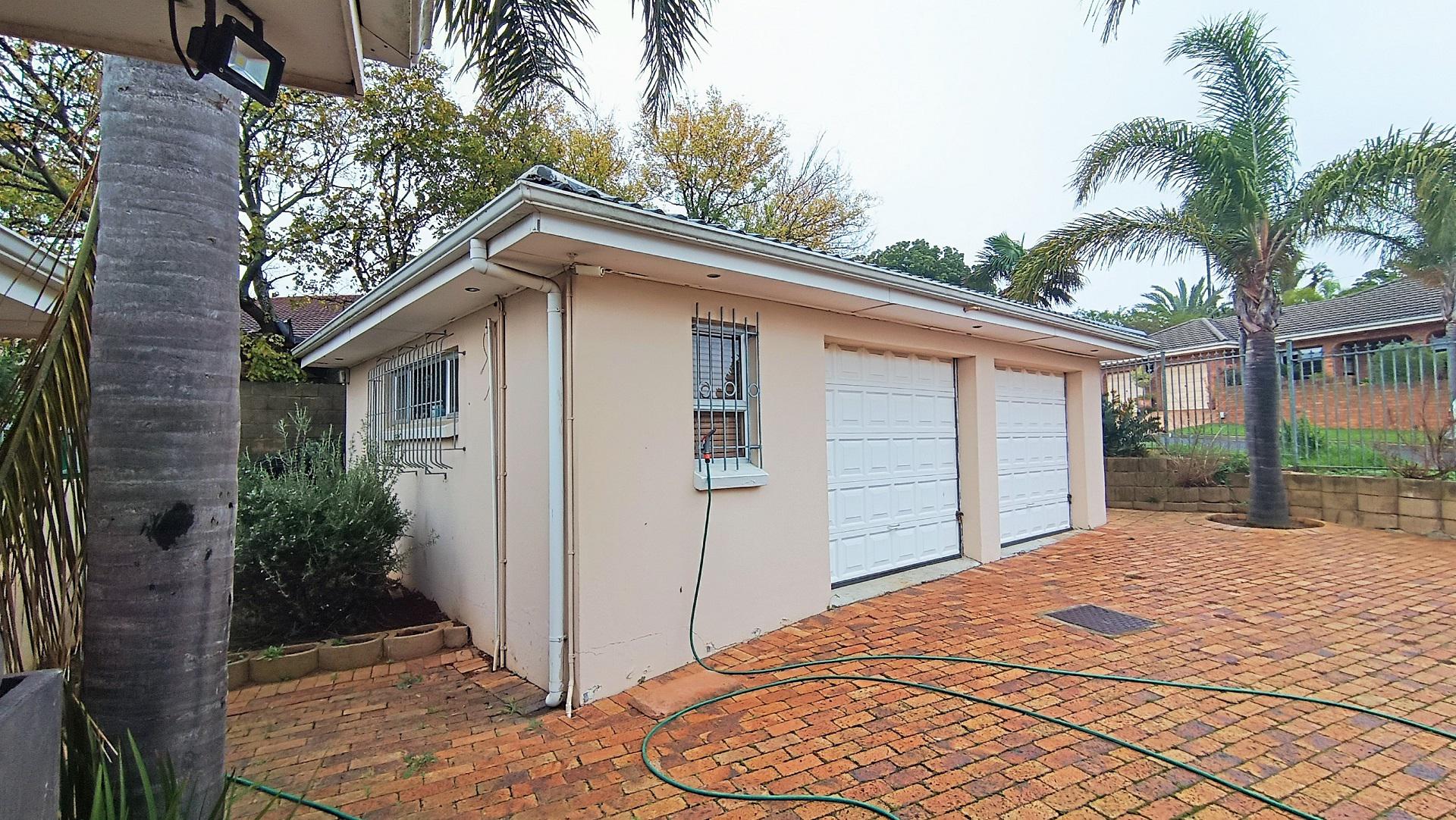 Garage - 94 square meters of property in Proteavallei