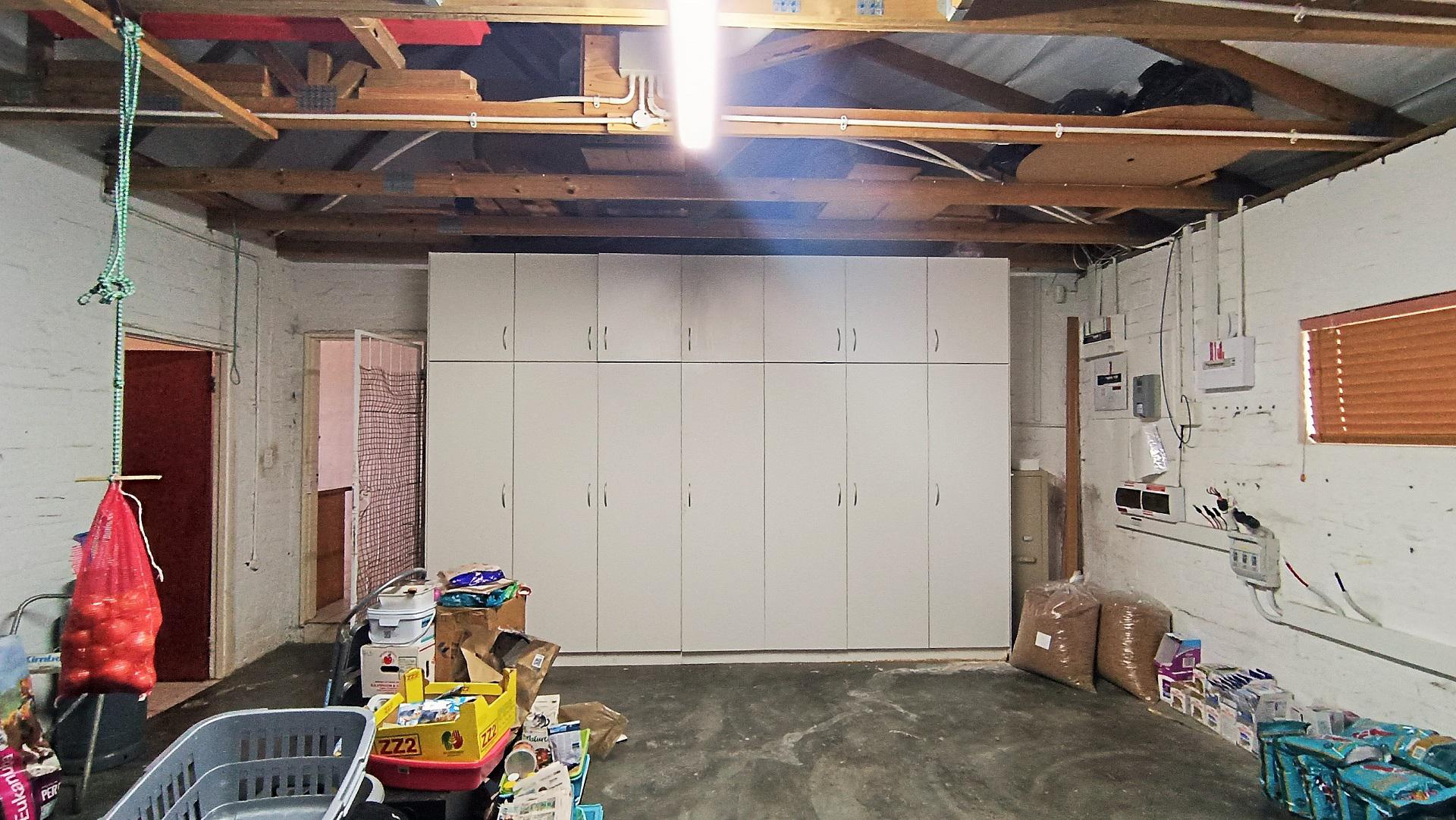 Garage - 94 square meters of property in Proteavallei