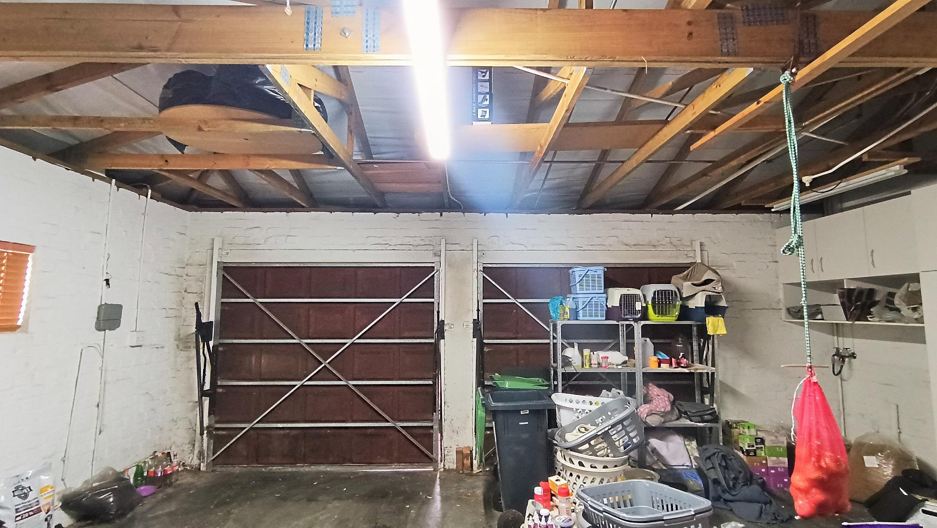 Garage - 94 square meters of property in Proteavallei