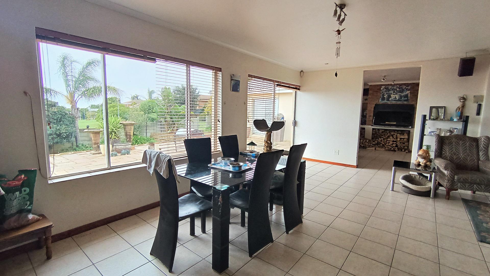 Dining Room - 18 square meters of property in Proteavallei