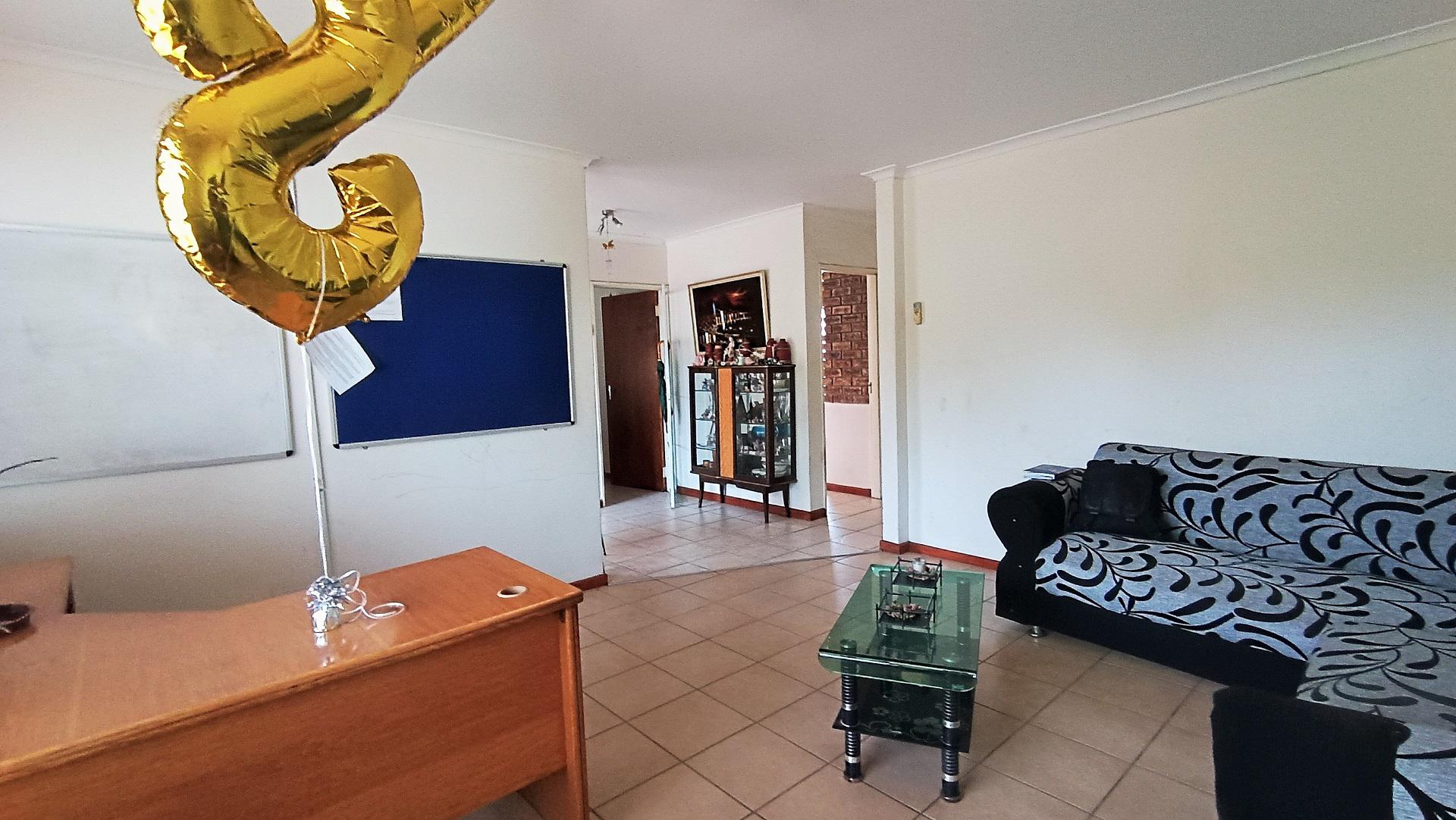 Lounges - 19 square meters of property in Proteavallei