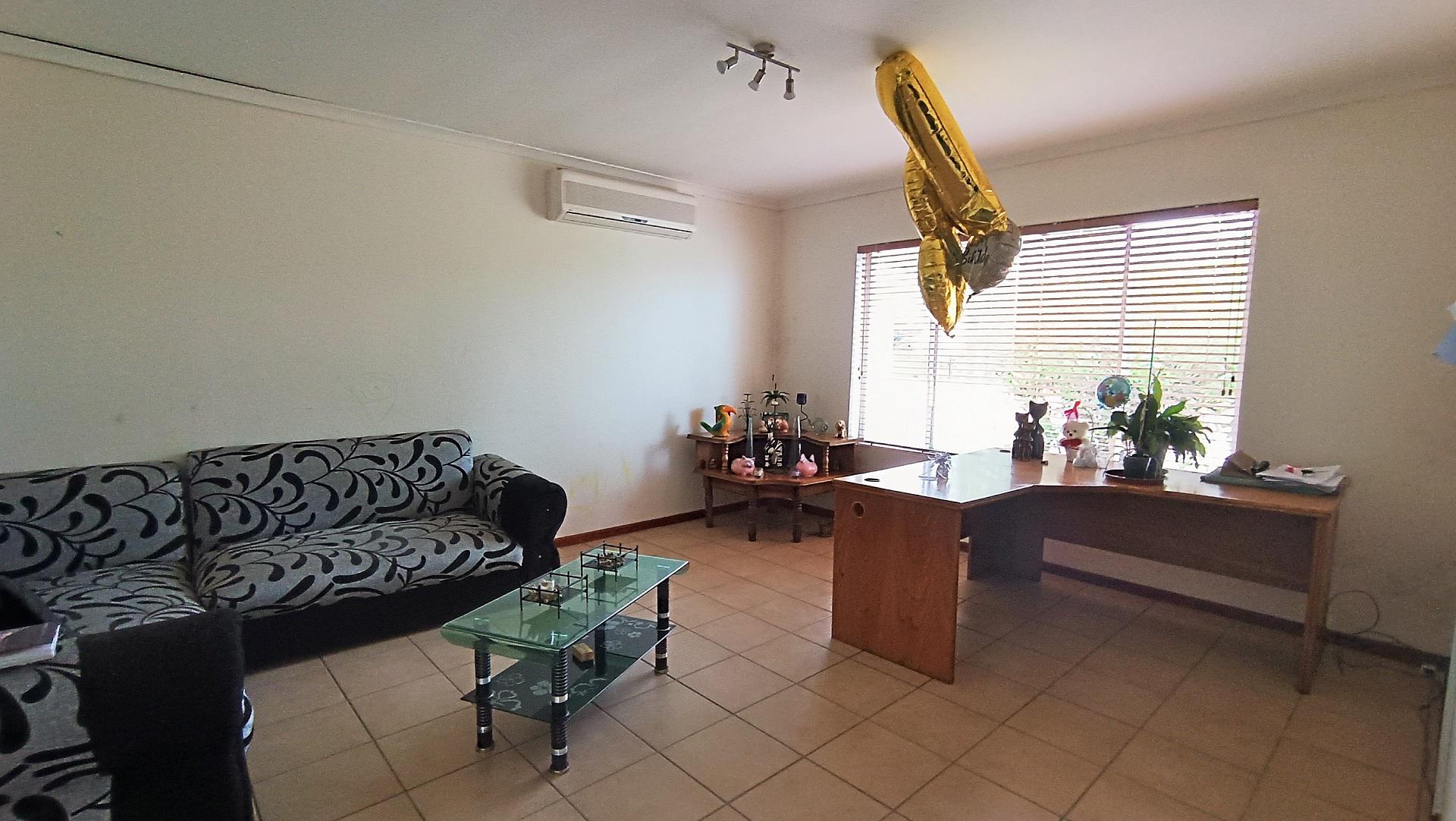 Lounges - 19 square meters of property in Proteavallei