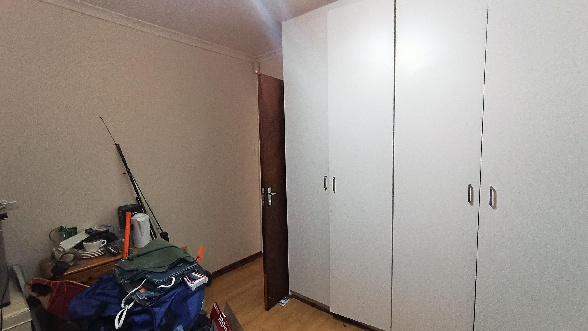 Bed Room 1 - 11 square meters of property in Proteavallei